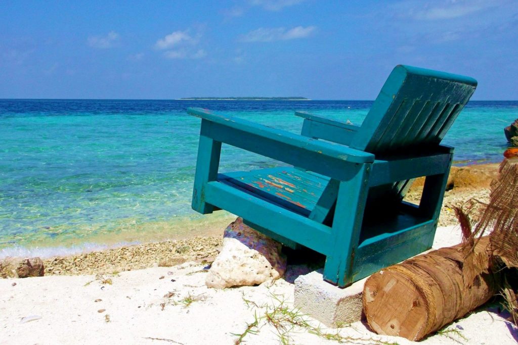 drewniany fotel na wyspie mahibadhoo malediwy